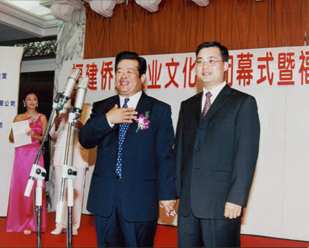 曹德旺曹晖父子向玉树地震捐款1亿元
